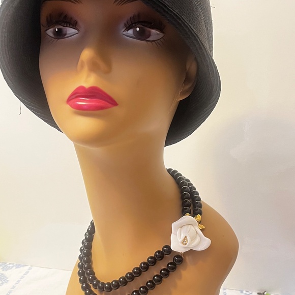 Vintage Kenneth J Lane for Avon Black Beaded Two Strand Necklace White Flower - Picture 9 of 9